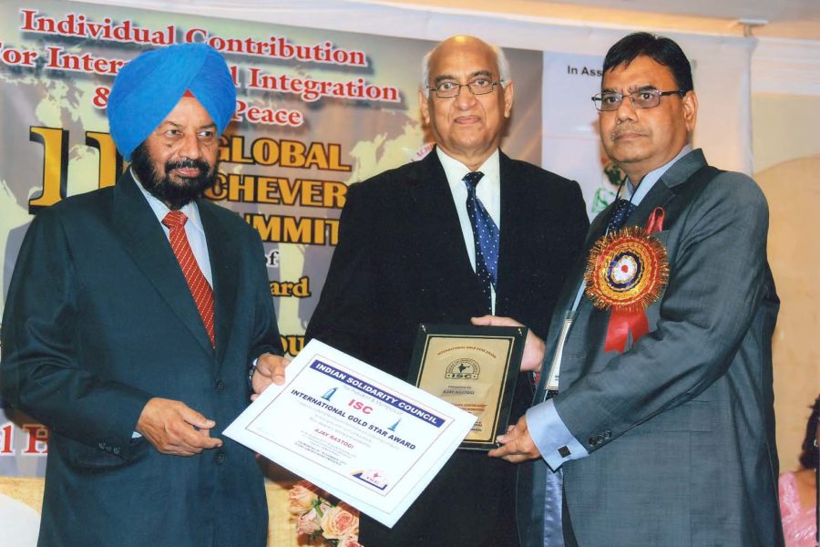 Receiving-Gold-Star-Award-in-Dubai-by-Indian-Solidarity-Council